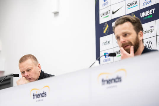 s tränare Bartosz Grzelak  deltar i en presskonferens