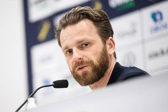 s tränare Bartosz Grzelak deltar i en presskonferens