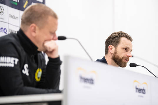 s tränare Bartosz Grzelak  deltar i en presskonferens