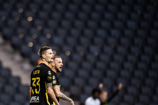 s Mikael Lustig jublar
