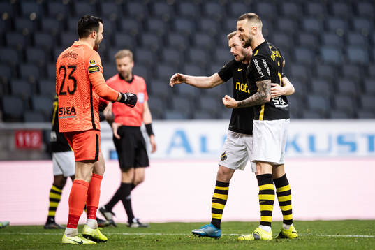 s målvakt Budimir Janošević, Sebastian Larsson och