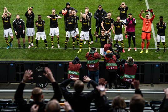 s Nicolas Stefanelli jublar framför supportar