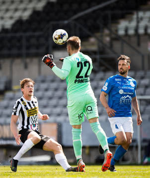 Landskronas Robin Hofsö mot Akropolis målvakt John