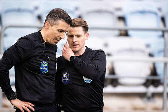 domare Bojan Pandzic diskuterar med assisterande domare vid