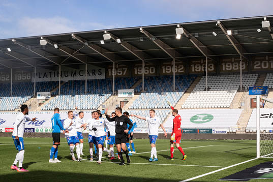 IFK Norrköpings spelare diskuterar med domare Bojan Pandzic
