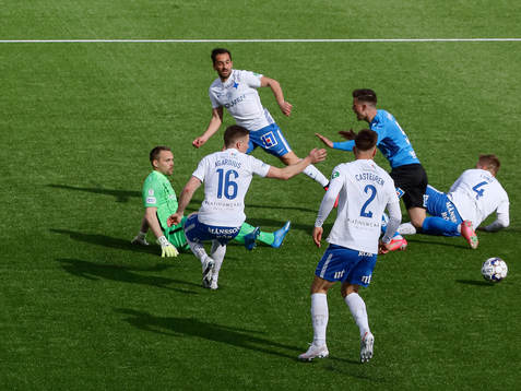IFK Norrköpings Marco Lund Nielsen glidtacklar och bryter