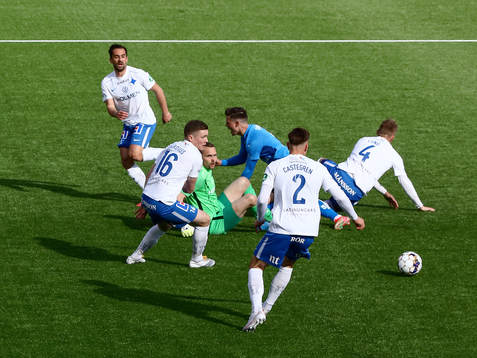 IFK Norrköpings Marco Lund Nielsen glidtacklar och bryter