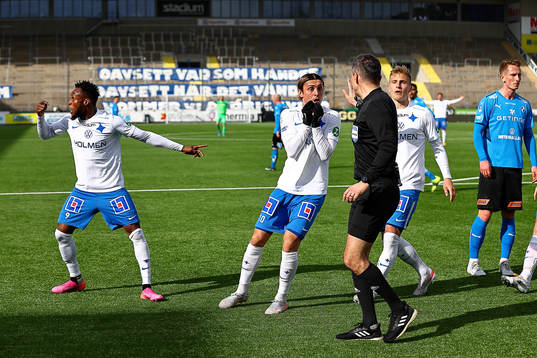 IFK Norrköpings spelare reagerar när domare Bojan Pandzic
