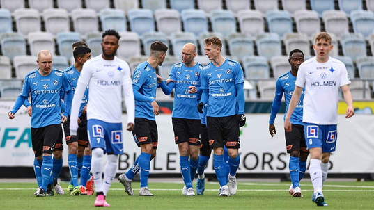 Halmstads lagkapten Andreas Johansson pratar med