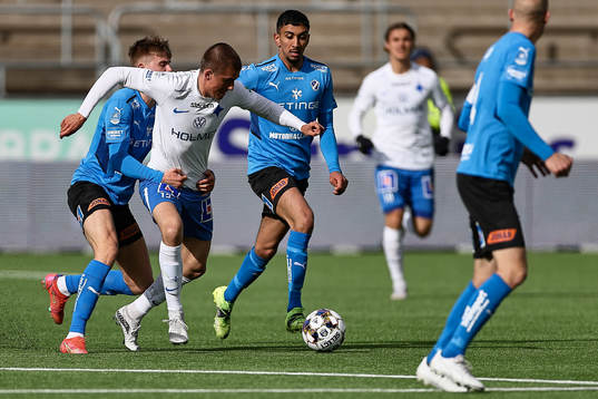 IFK Norrköpings Carl Björk hålls fast av Halmstads Erik
