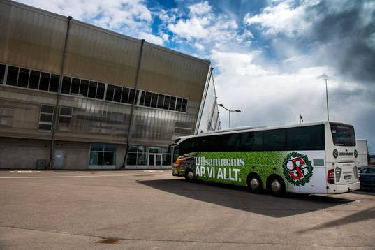 Örebros spelarbuss utanför Guldfågeln Arena