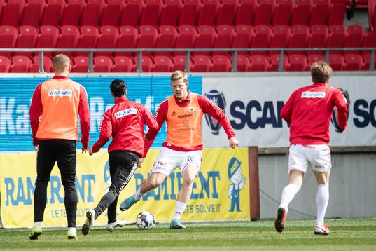 Kalmars spelare värmer upp