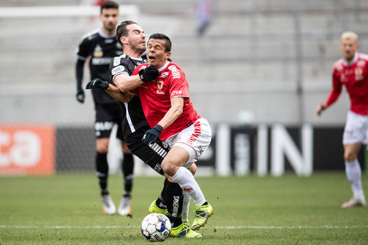 Kalmars Romario Pereira Sipiao och Örebros Nordin Gerzic