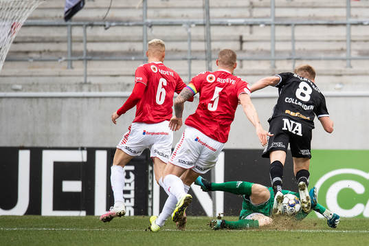 Kalmars målvakt Lucas Hägg Johansson och Örebros Dennis
