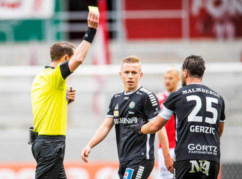 Domare Andreas Ekberg varnar Örebros Nordin Gerzic
