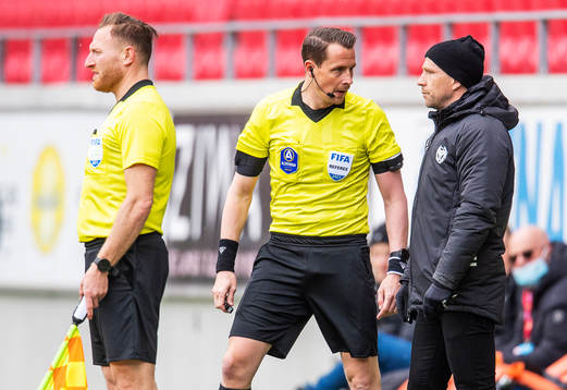 Domare Andreas Ekberg och Kalmars tränare Henrik Rydström