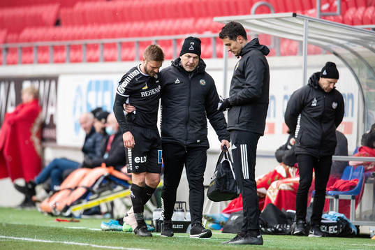 Örebros Viktor Lodin leds av planen skadadunder
