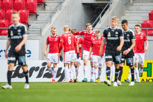 Kalmars Isak Jansson jublar med lagkamrater