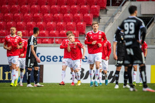 Kalmars Isak Jansson jublar med lagkamrater