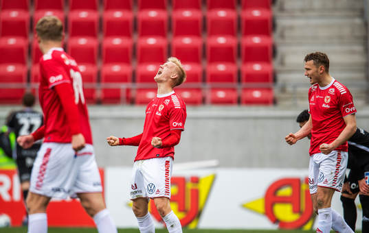 Kalmars Carl Gustafsson och Piotr Johansson jublar