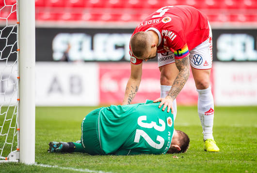 Kalmars Douglas Bergqvist tackar målvakt Lucas Hägg