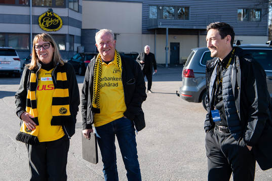 Två supportrar som vunnit platser till dagens match här