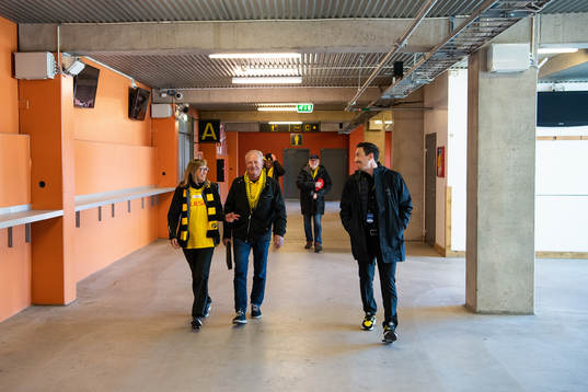 Två supportrar som vunnit platser till dagens match här