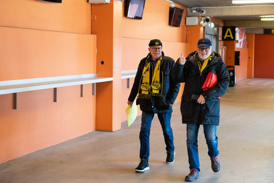 Två glada supportrar som vunnit platser till dagens
