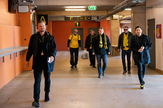 Fyra supportrar som vunnit platser till dagens match här