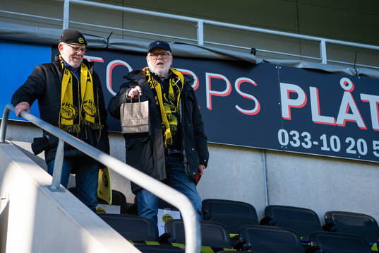 Två glada supportrar som vunnit platser till dagens