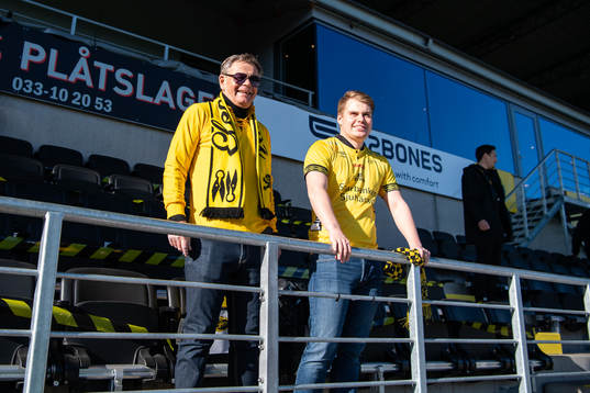 Två glada supportrar som vunnit platser till dagens