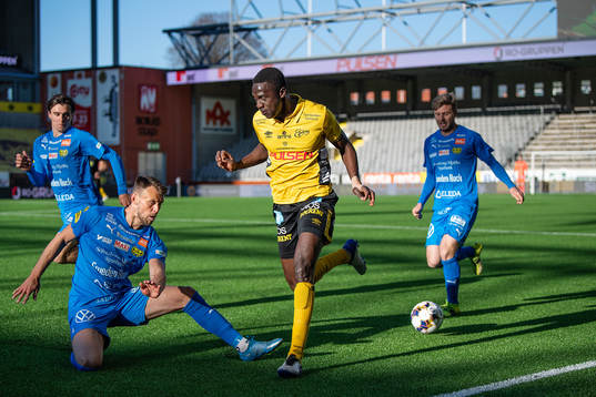Elfsborgs Maudo Lamine Jarjué och Mjällbys Max Watson
