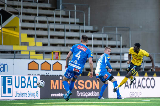 Elfsborgs Marokhy Ndione och Mjällbys Eric Björkander