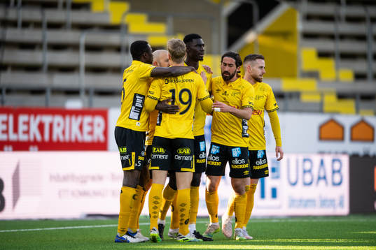 Elfsborgs Marokhy Ndione klappas om av lagkamraterna