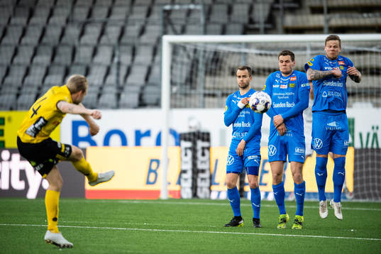 Elfsborgs Johan Larsson med en frispark mot Mjällbys