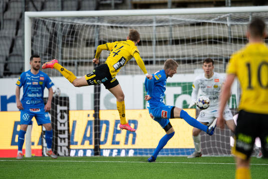 Elfsborgs Jacob Ondrejka mot Mjällbys Eric Björkander och