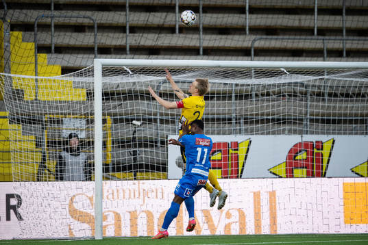 Elfsborgs Johan Larsson med en räddning framför Mjällbys