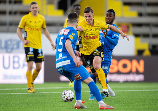 Elfsborgs Simon Olsson och Mjällbys Mamudu Moro