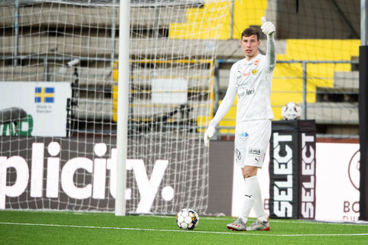 Mjällbys målvakt Samuel Brolin gör tummen upp