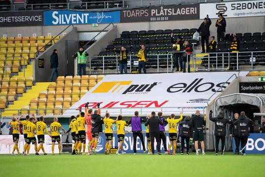 Elfsborgs spelare tackar de 8 i publiken