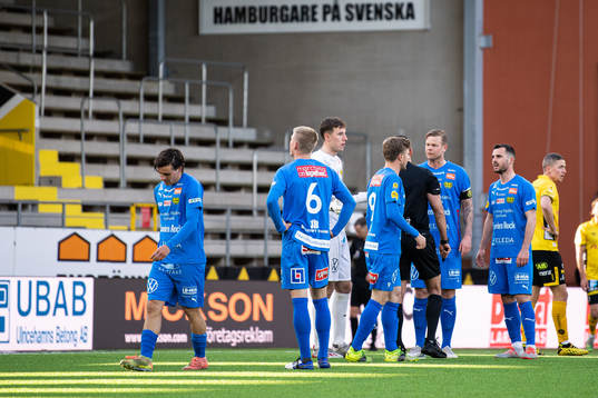 Mjällbys spelare diskuterar med domaren