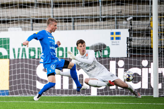 Mjällbys Eric Björkander och målvakt Samuel Brolin