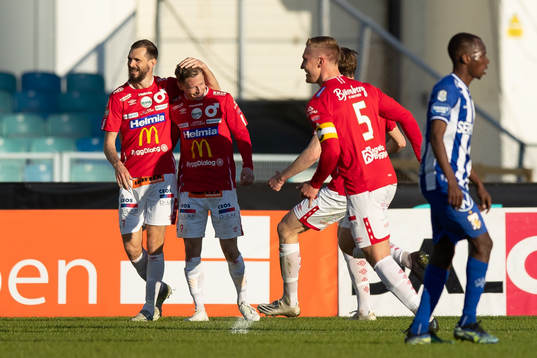 Degerfors Johan Bertilsson jublar ihop med Sebastian Olsson