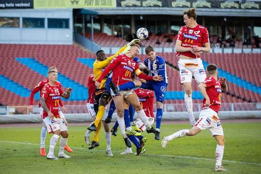 Degerfors målvakt Ismael Diawara och Oliver Ekroth mot IFK