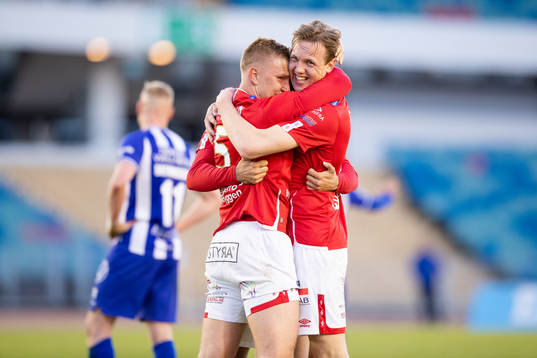 Degerfors Oliver Ekroth och Adam Carlén jublar