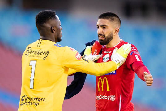 Degerfors målvakt Ismael Diawara jublar ihop med Sean