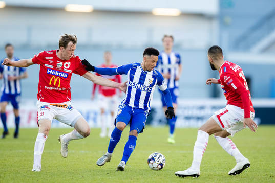 Degerfors Adam Carlén och IFK Göteborgs Tobias Sana