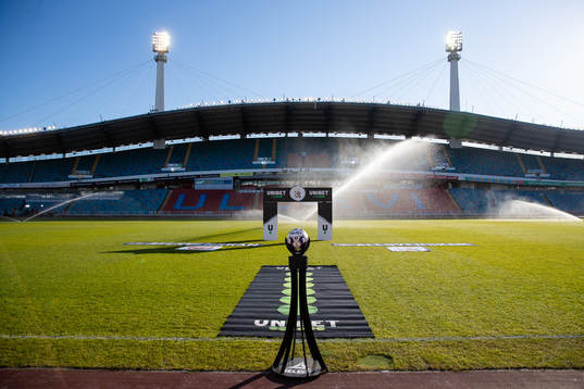 En Unibet portal och matchbollen på ett podiet innan