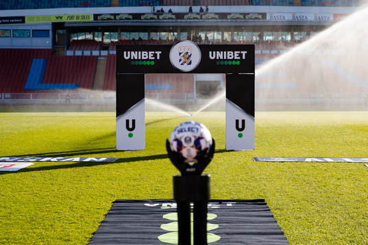 En Unibet portal och matchbollen på ett podie innan