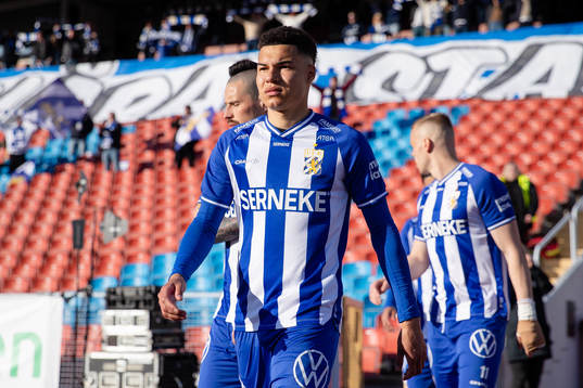 IFK Göteborgs Alexander Jallow innan fotbollsmatchen i